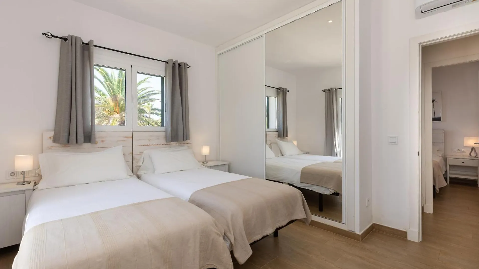 Villa Maravilla With Heatable Pool Rooftopbar With Sea Views And Range Rover Binibeca